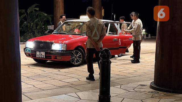 Mobil Taksi Toyota di Lobi Disney Explorer Lodge