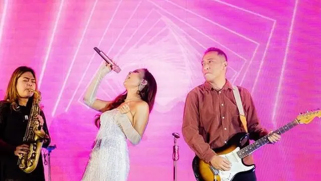 Marion Jola dengan gaun putih (Instagram/lalamarionmj)