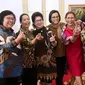 Ketika menteri-menteri wanita di Kabinet Kerja Presiden Joko Widodo (Jokowi), seperti Susi Pudjiastuti, Nila F Moeloek, Rini Soemarno, Retno Marsudi, Sri Mulyani melakukan foto bersama (sumber: Twitter/@susipudjiastuti)