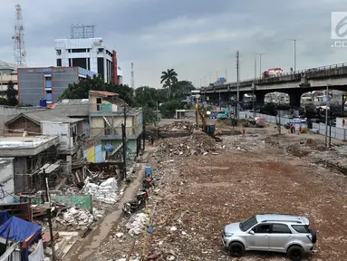 Petugas mengoperasikan alat berat membongkar bangunan permukiman di kawasan Rawa Bunga, Jakarta, Rabu (13/3). Pembongkaran bangunan dilakukan untuk lahan pembangunan Tol Becakayu seksi 1a rute Casablanca-Cipinang Melayu. (merdeka.com/Iqbal S. Nugroho)