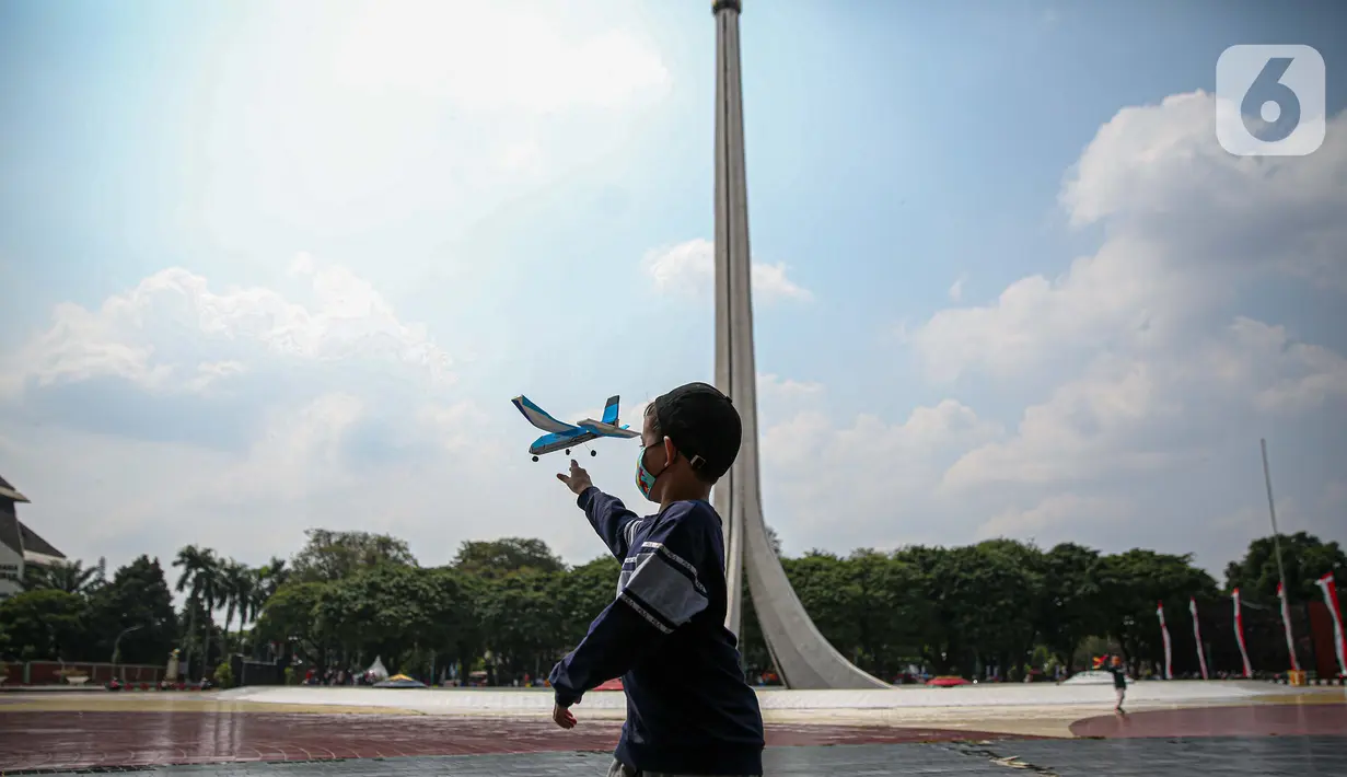 Seorang anak bermain saat mengunjungi TMII, Jakarta, Kamis (20/8/2020). Libur panjang yang bertepatan tahun baru islam di manfaatkan masyarakat bersama keluarga  berlibur ke sejumlah tempat wisata. (Liputan6.com/Faizal Fanani)