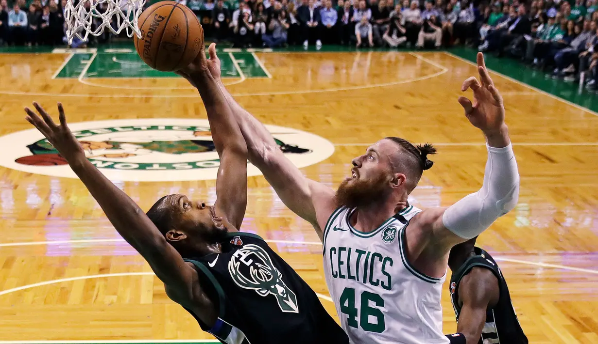 Pebasket Boston Celtics, Aron Baynes, memasukkan bola saat pertandingan melawan Milwaukee Bucks pada gim kedua babak play off NBA di Stadion TD Garden, Rabu (18/4/2018). Celtics menang 120-106 atas Bucks. (AP/Charles Krupa)