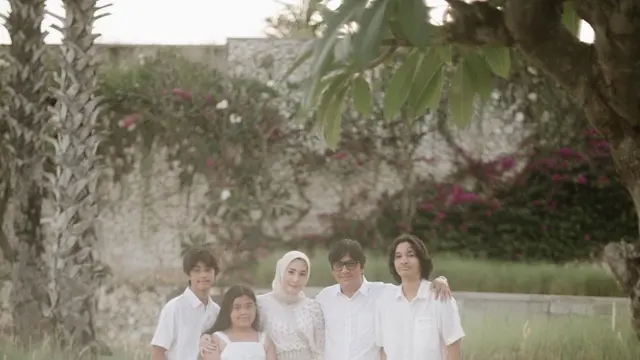 Tampil Kompak, Ini 7 Potret Keluarga Andre Taulany Saat Liburan Ke Bali