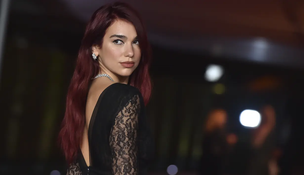 Penyanyi 28 tahun itu membiarkan rambut merahnya tergerai dengan gaya lurus dan ramping yang dibelah ke samping.  (Photo by Jordan Strauss/Invision/AP)