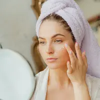 Tinggal di negara tropis membuat kulit rentan mengalami masalah seperti minyak berlebih dan berjerawat. Yuk simak tipsnya berikut ini! (Pexels/antoni shkraba).