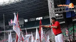  Pelawak Narji juga ikut mengocok perut peserta kampanye Partai Gerindra di Stadion GBK Jakarta (Liputan6.com/Helmi Fithriansyah)