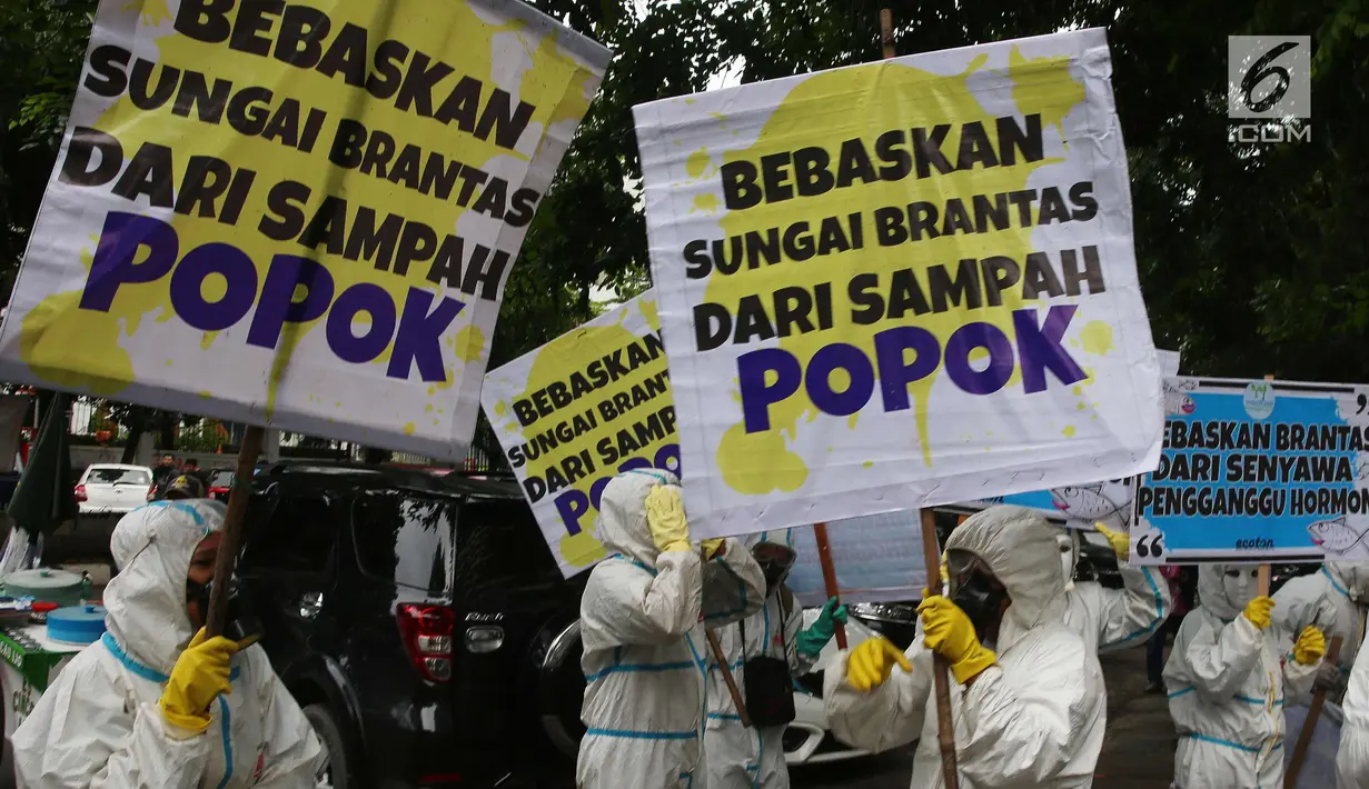 Aktivis Lingkungan membawa spanduk saat unjuk rasa di Kementerian PUPR, Jakarta, Jumat (19/1). Aksi dilakukan sebagai bentuk keprihatinan karena tercemarnya sungai di Jawa Timur terutama Sungai Berantas oleh limbah Popok Bayi. (Liputan6.com/Johan Tallo)