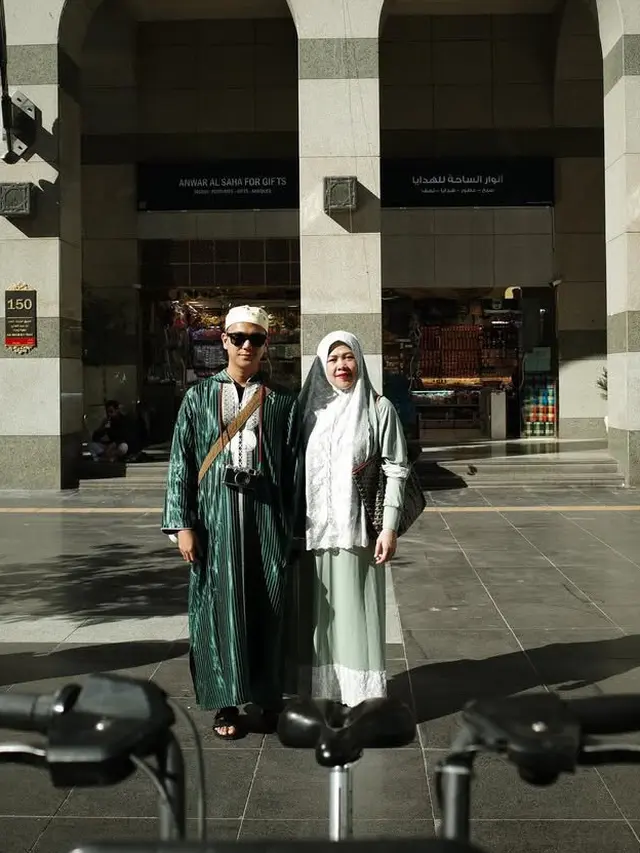 Tampilan Iqbaal Ramadhan Umrah di Penghujung Tahun 2024. [@dindakamil]