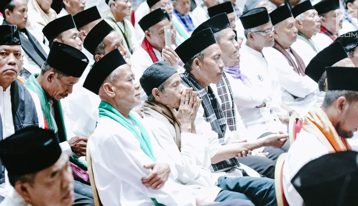 Marbot masjid Jakarta yang diberangkatkan untuk umrah mendengar kata sambutan Gubernur DKI Jakarta Anies Baswedan di Balai Kota, Jumat (9/11). Para marbot berasal dari masing-masing kelurahan di berbagai wilayah Jakarta. (Liputan6.com/Immanuel Antonius)