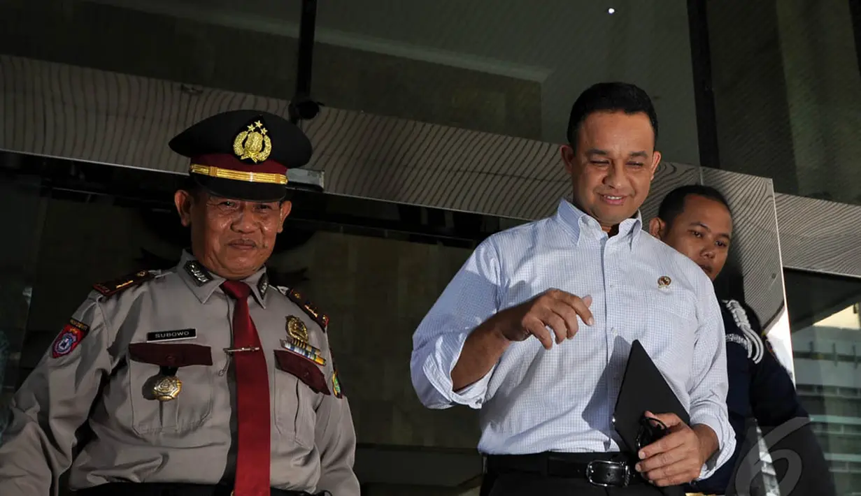 Mendikbud Anies Baswedan meninggalkan Gedung KPK usai rapat koordinasi, Jakarta, Senin (15/12/2014). (Liputan6.com/Miftahul Hayat)