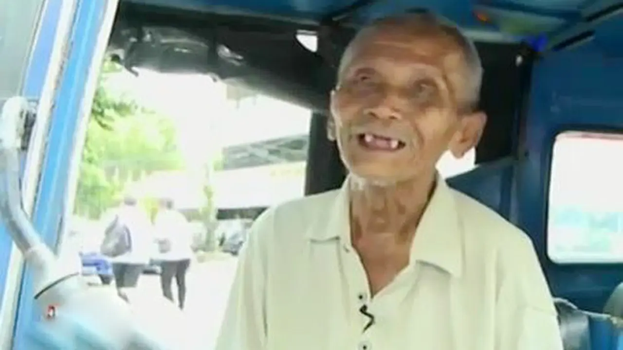 Pantang Menyerah: Kakek 100 Tahun Pengemudi Bajaj
