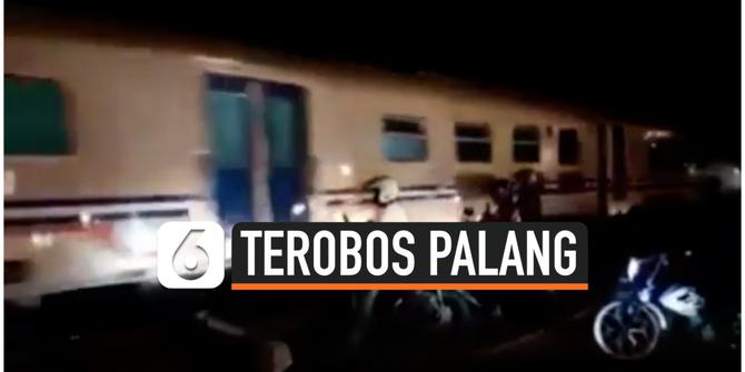 VIDEO: Pengendara Motor Terobos Palang Perlintasan, Nyaris Disambar Kereta