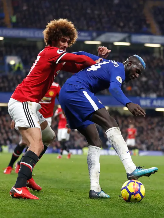 Gelandang Chelsea, Tiemoue Bakayoko berusaha mengontrol bola dari kawalan gelandang MU, Marouane Fellaini saat bertanding pada lanjutan Liga Inggris di Stamford Bridge di London (5/11). Chelsea Menang tipis atas MU 1-0. (AP Photo/Kirsty Wigglesworth)