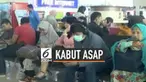 Kabut asap akibat kebakaran hutan dan lahan membuat aktivitas penerbangan di Bandara Sultan Syarif Kasim II, Pekanbaru, Riau terganggu dan terjadi penumpukan calon penumpang di ruang tunggu, Senin (23/9/2019).