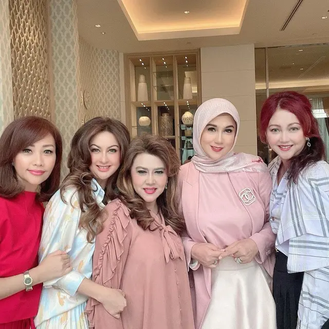 Berteman Lama, Ini 6 Potret Temu Kangen Diana Pungky dan Marini Zumarnis