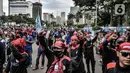 Massa buruh menggelar aksi menolak UU Cipta Kerja di kawasan Patung Kuda, Jakarta, Senin (2/11/2020). Massa buruh dari berbagai serikat pekerja tersebut menggelar demo terkait penolakan pengesahan omnibus law Undang-Undang Cipta Kerja dan upah minimum 2021. (merdeka.com/Iqbal S Nugroho)