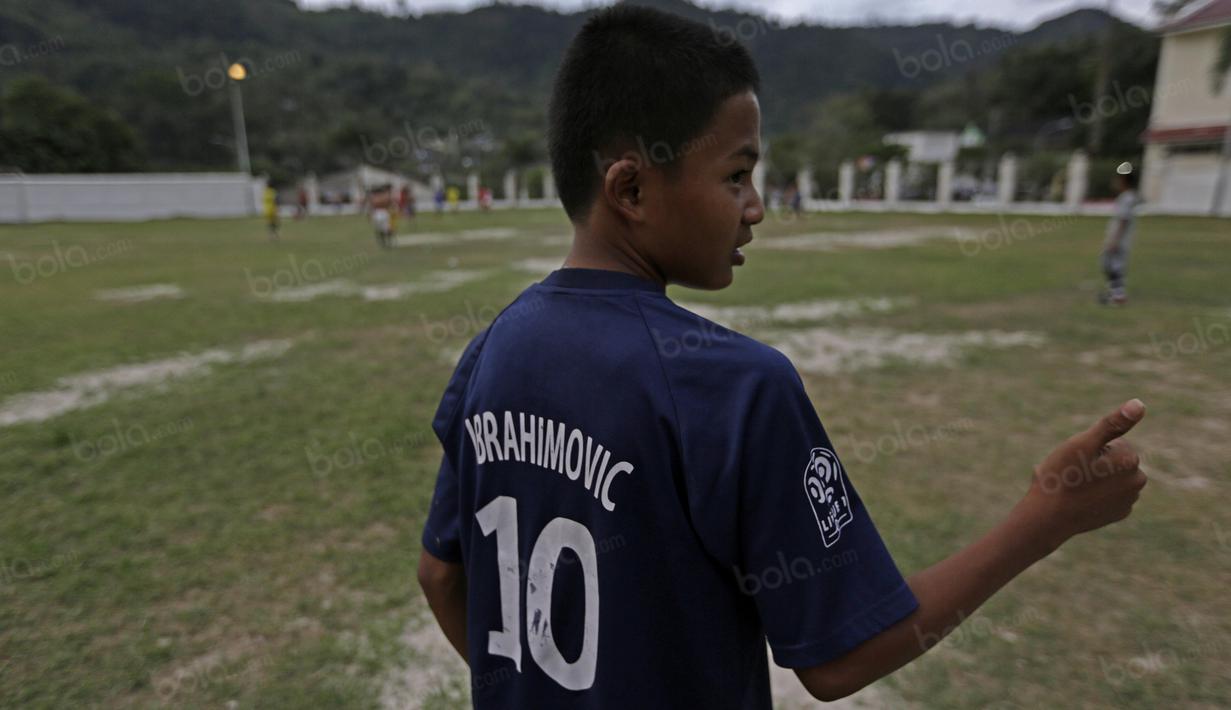Daka menggunakan jersey Ibrahimovic idolanya saat berlatih bersama  SSB PS TAL Sawahlunto di Stadion Tanah Lapang Ombilin, Sawahlunto, (8/11/2016). (Bola.com/Nicklas Hanoatubun)