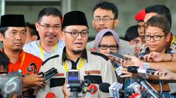 Ketua PP Pemuda Muhammadiyah, Dahnil Anzar (tengah) memberikan keterangan pers kepada media di KPK, Jakarta, Kamis (19/5). Kedatangannya meminta agar KPK menelisik asal muasal uang Rp100 juta pemberian Densus 88 tersebut. (Liputan6.com/Yoppy Renato)