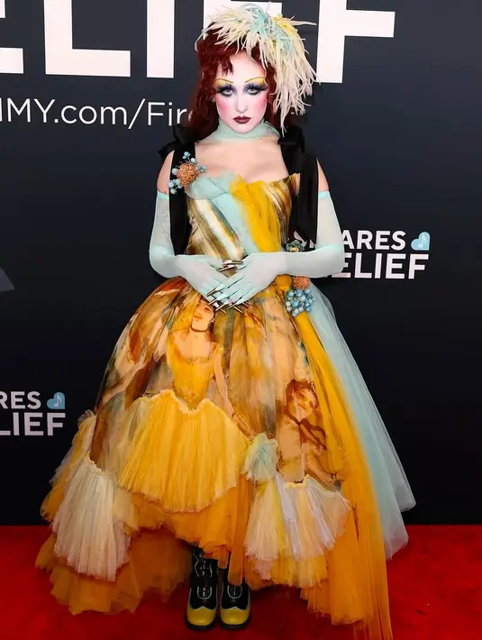 <p>Penyanyi berusia 26 tahun, yang memiliki nama asli Kayleigh Rose Amstutz, melangkah di karpet merah dengan gaun arsip menakjubkan dari koleksi couture Jean Paul Gaultier musim semi/panas 2003. [@genesiswbb].</p>
