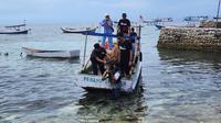 Dompet Dhuafa saat menurunkan hewan kurban dari kapal Dakwah Dompet Dhuafa di Pulau Saroppo Caddi, Pangkajene dan Kepulauan, Sulawesi Selatan. (Liputan6.com/Dicky Agung Prihanto)