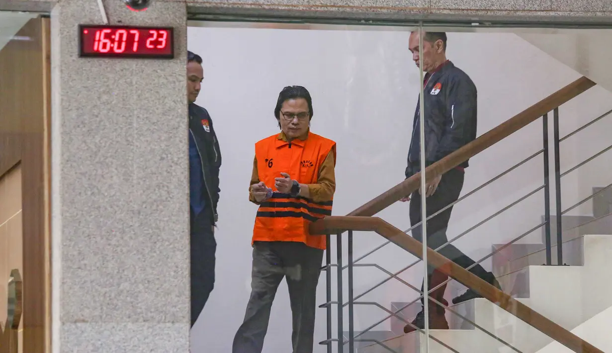 Mantan Sekretaris Jenderal (Sekjen) MPR RI Ma'ruf Cahyono dengan mengenakan rompi oranye berjalan menuju mobil tahanan  usai menjalani pemeriksaan di Gedung Merah Putih KPK, Jakarta, Kamis (09/07/2026).