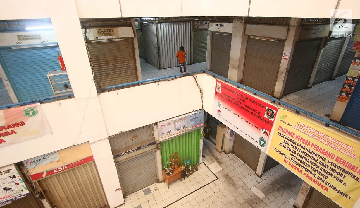 Sejumlah kios di Pasar Pramuka, Jakarta Timur tutup, Rabu (27/9). Ratusan pedagang menggelar aksi tutup toko karena izin apotek rakyat yang mereka jadikan pegangan berjualan, dicabut Kementerian Kesehatan. (Liputan6.com/Immanuel Antonius)
