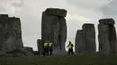 Para petugas keamanan berpatroli di situs warisan dunia Stonehenge di Wiltshire, Inggris (20/6/2020). Sebuah lingkaran yang terdiri dari lubang-lubang prasejarah yang dalam ditemukan di dekat situs warisan dunia tersebut. (Xinhua/Tim Ireland)