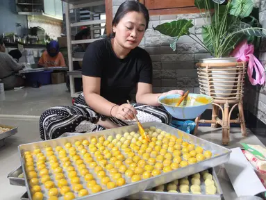 Pekerja memproduksi berbagai jenis kue kering di Botisha Cookes Kampung Nastar, Larangan, Tangerang, Banten, Kamis 12 Maret 2026. (merdeka.com/Arie Basuki)