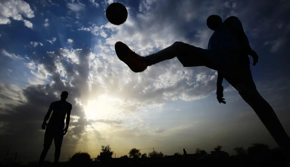 Para pemain klub Al-Ahly Al-Gadaref selama sesi pelatihan di kota Gedaref, timur Khartoum (17/2). Di Sudan di mana tim sepak bola wanita nasional tidak berkembang. (AFP Photo/Ashraf Shazly)