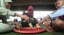 Anak-anak bermain gasing di Taman Bermain Masyarakat (TBM) Kolong Ciputat, Tangsel, Banten, Minggu (22/7). Kegiatan ini diiukti ratusan anak-anak. (Merdeka.com/Arie Basuki)