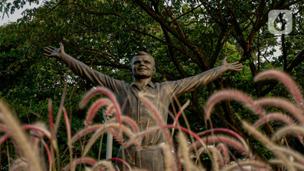 Patung Kosmonaut Rusia Yuri Alekseyevich Gagarin atau akrab disebut Yuri Gagarin yang diletakkan di Taman Mataram, Kebayoran Baru, Jakarta, Minggu (14/3/2021). Pemerintah Rusia menghadiahkan patung itu kepada pemerintah Indonesia sebagai simbol persahabatan kedua negara. (Liputan6.com/Faizal Fanani)