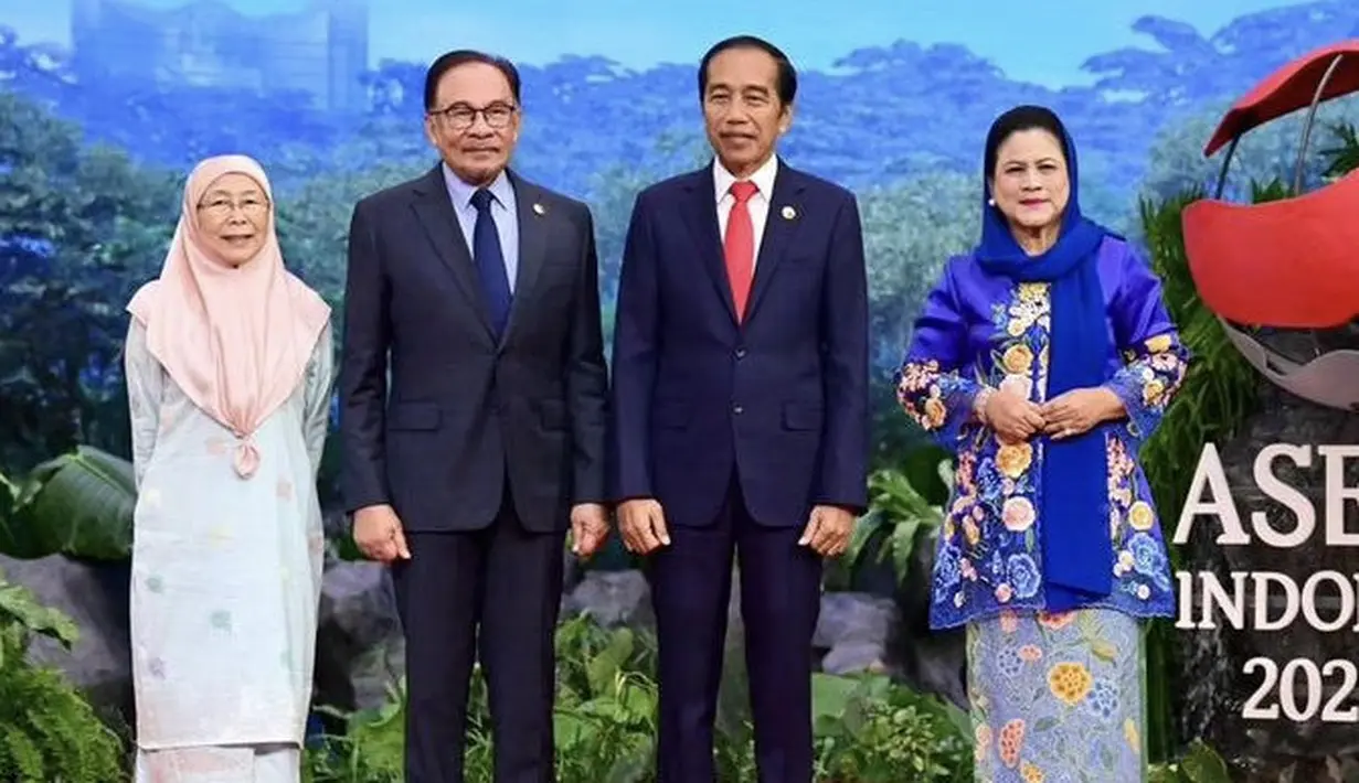 <p>Ibu Iriana tampil mengenakan kebaya encim biru navy yang dihiasi dengan bordiran bunga warna warni di bagian depan dan lengannya. [@jokowi]</p>