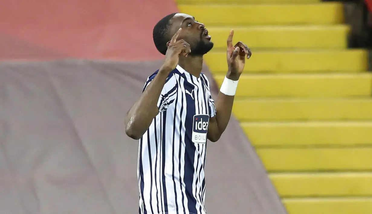Pemain West Bromwich Albion, Semi Ajayi, melakukan selebrasi usai mencetak gol ke gawang Liverpool pada laga Liga Inggris di Stadion Anfield, Minggu (27/12/2020). Kedua tim bermain imbang 1-1. (Nick Potts/Pool via AP)