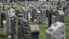 Bendera nasional Amerika Serikat (AS) terlihat di sebuah taman pemakaman di New York, Amerika Serikat (29/7/2020). Kematian akibat COVID-19 di AS telah menembus angka 150.000 pada Rabu (29/7), tepatnya 150.034 hingga pukul 15.35 waktu setempat atau Kamis (30/7) pukul 02.35 WIB. (Xinhua/Wang Ying)