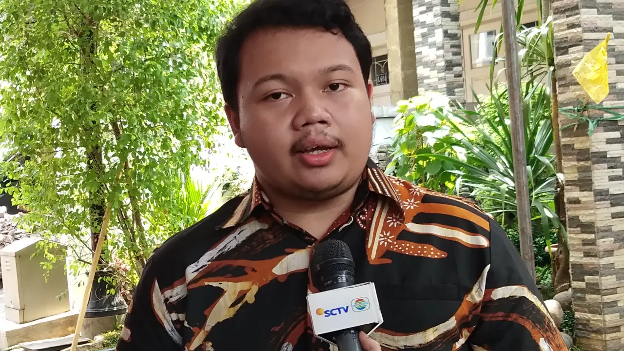 Putra Almarhum Sutopo Purwo Nugroho, Muhammad Ivanka Rizaldy Nugroho Saat Diwawancarai di Rumah Duka, Cimanggis, Depok pada Minggu (7/7/2019). (Foto: Ady Anugrahadi/Liputan6.com)