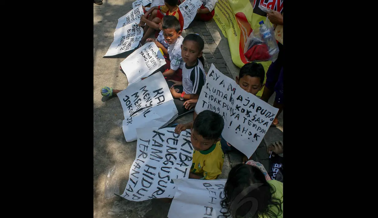 Anak-anak korban penggusuran pemukiman pinggir rel kereta di kawasan Tanah Abang saat mengikuti aksi unjuk rasa di depan Balai Kota, Jakarta, (22/9/14). (Liputan6.com/Faizal Fanani)
