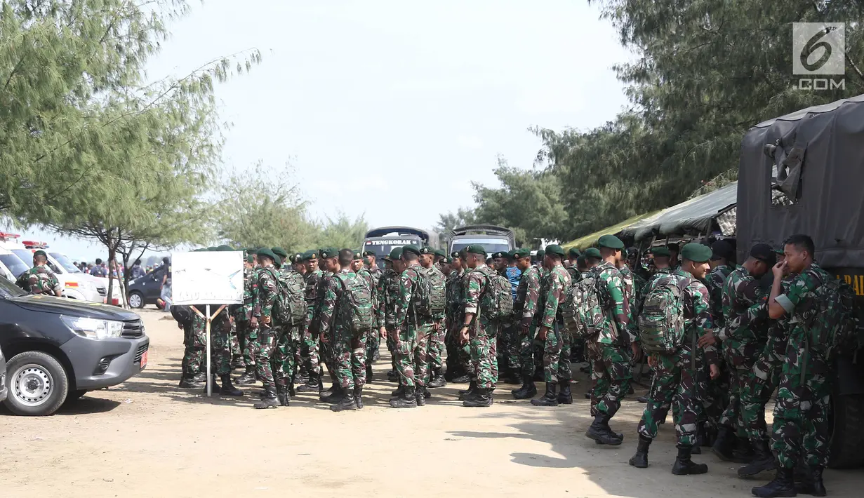Personel TNI bersiap menunggu evakuasi jenazah korban pesawat Lion Air JT 610 di Tanjung Pakis, Karawang, Jawa Barat, Senin (29/10). Pesawat Lion Air JT 610  yang jatuh di Karawang buatan tahun 2018. (Liputan6.com/Herman Zakharia)