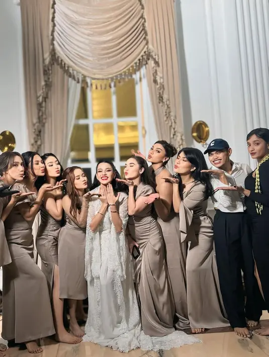 Di bagian salah satu pinggangnya diberi aksen kerut dan high slit yang menampilkan kesan kaki Natasha Wilona, lebih jenjang. [Foto: Instagram/natashawilona12]