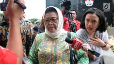 Mantan Sekretaris Direktur Jenderal Administrasi Kependudukan Kementerian Dalam Negeri, Triyuni Soemartono saat ditanya wartawan usai menjalani pemeriksaan  kasus E-KTP di gedung KPK, Jakarta, Jumat (1/2). (Merdeka.com/Dwi Narwoko)