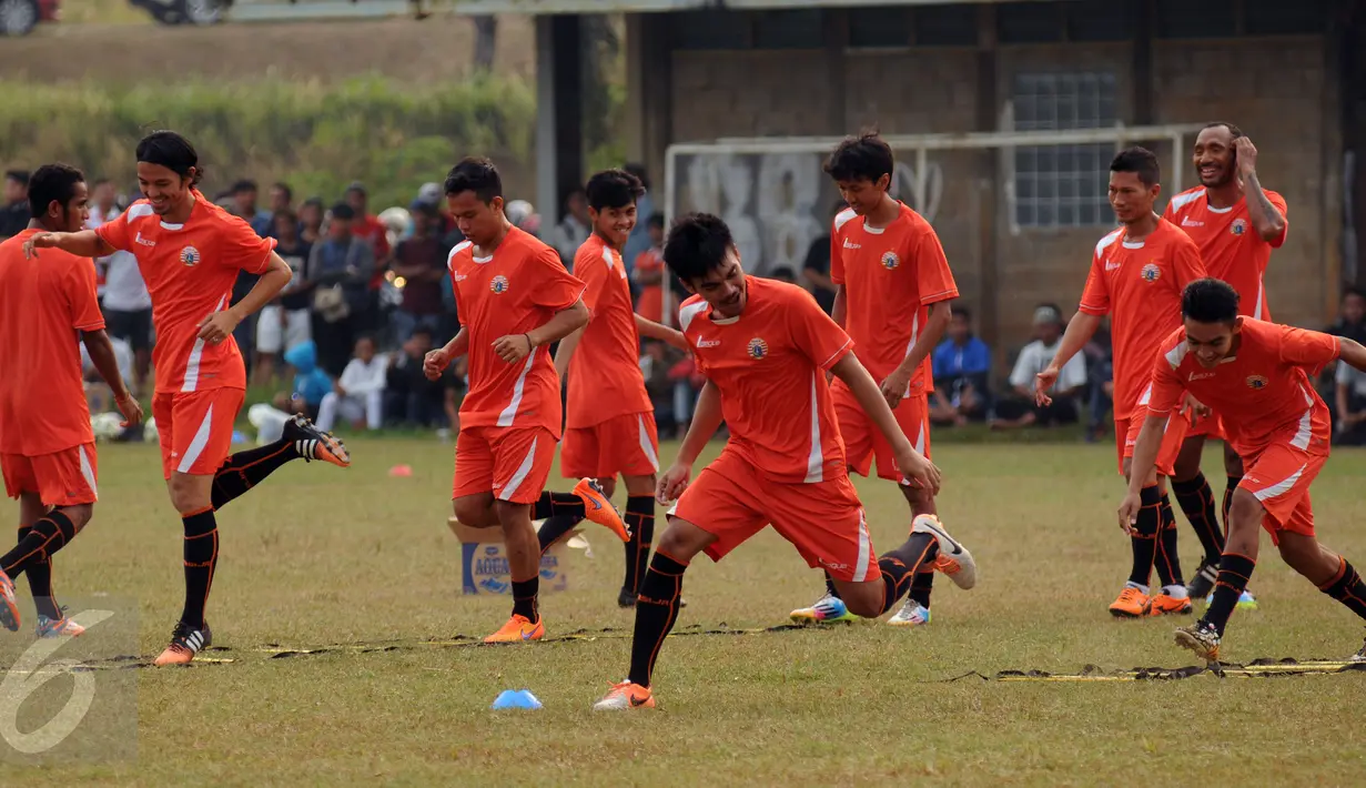 Sejumlah pemain Persija melakukan pemanasan jelang latihan di NYTC, Sawangan, Depok, Senin (2/11/2015). Latihan ini persiapan jelang turnamen Piala Jenderal Sudirman, 14 November mendatang. (Liputan6.com/Helmi Fithriansyah)  