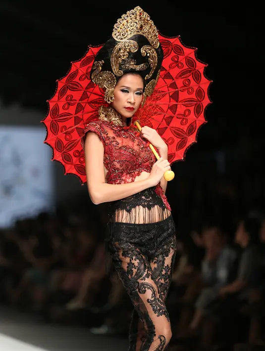 Keberagaman etnis di Kota Semarang termasuk Tiong Hoa menginspirasi sang desainer, Anne Avantie, pada desain kebayanya kali ini. Kebaya rancangannya tampak menyatu dalam harmoni. (Andy Masela/Bintang.com)