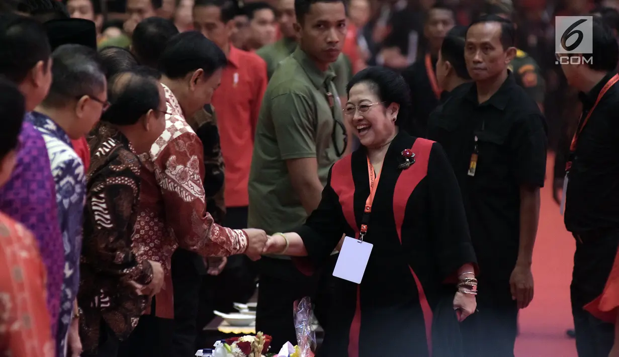 Ketua Umum PDIP Megawati Soekarnoputri menyalami para tamu saat tiba dalam acara HUT ke-46 PDIP di JIExpo Kemayoran, Jakarta, Kamis (10/1). HUT ke-46 PDIP mengangkat tema Persatuan Indonesia Bumikan Pancasila. (Liputan6.com/JohanTallo)
