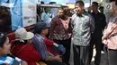 Deputi Gubernur BI, Sugeng berbincang dengan warga saat meninjau proses penukaran uang receh, Jakarta, Rabu (7/6). Bank Indonesia (BI) menyiapkan pecahan uang kecil untuk kebutuhan Lebaran tahun ini mencapai Rp 200 triliun. (Liputan6.com/Angga Yuniar)