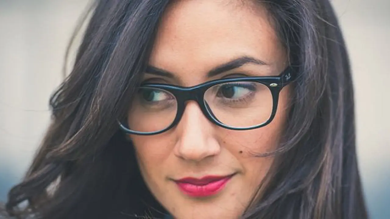 Berkacamata/copyright Pexels.com/Nancy Zambrano
