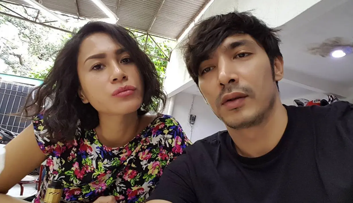 Abimana dan Inong sudah menikah selama 12 tahun. Pasangan yang menikah pada 2001 silam ini juga jauh dari kabar tak sedap. (Foto: instagram.com/abimana_arya)