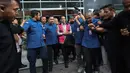 Jaksa Penuntut Umum (JPU) juga mendakwa Nadiem Makarim memperkaya diri sendiri senilai Rp 809,59 miliar yang diduga berasal dari PT Aplikasi Karya Anak Bangsa (PT AKAB) melalui PT Gojek Indonesia. Tampak dalam foto, mantan Menteri Pendidikan, Kebudayaan, Riset, dan Teknologi (Mendikbudristek), Nadiem Anwar Makarim (tengah) saat meninggalkan gedung Pengadilan Tindak Pidana Korupsi (Tipikor) usai menghadiri sidang lanjutan terkait kasus dugaan korupsi pengadaan laptop berbasis Chromebook, Jakarta, Kamis (8/1/2026). (Kapanlagi.com/Budy Santoso)