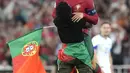 Fans yang memakai baju serba hitam itu kemudian memeluk Cristiano Ronaldo. Dia juga bersimpuh di hadapan bomber 38 tahun tersebut. (AP Photo/Armando Franca)