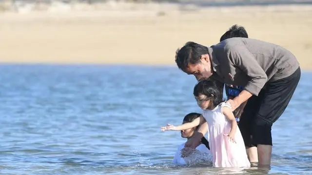 6 Momen Jokowi Libur Lebaran Bareng Cucu, Lepas Penat di Pantai Bali