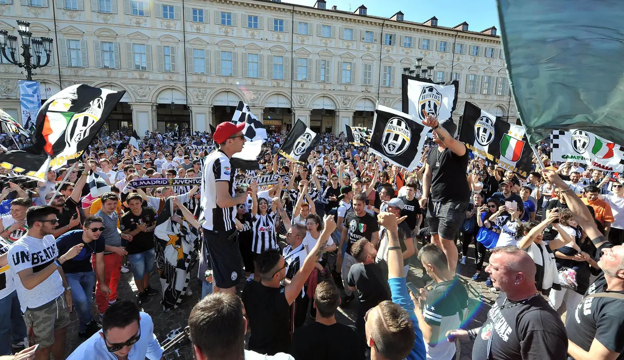 Warga Kota Turin berpesta merayakan gelar Scudetto ke-33 yang diraih oleh Juventus usai mengalahkan Crotone pada laga Serie A di jalanan Kota Turin, Minggu (21/5/2017). (EPA/Alessandro Di Marco)
