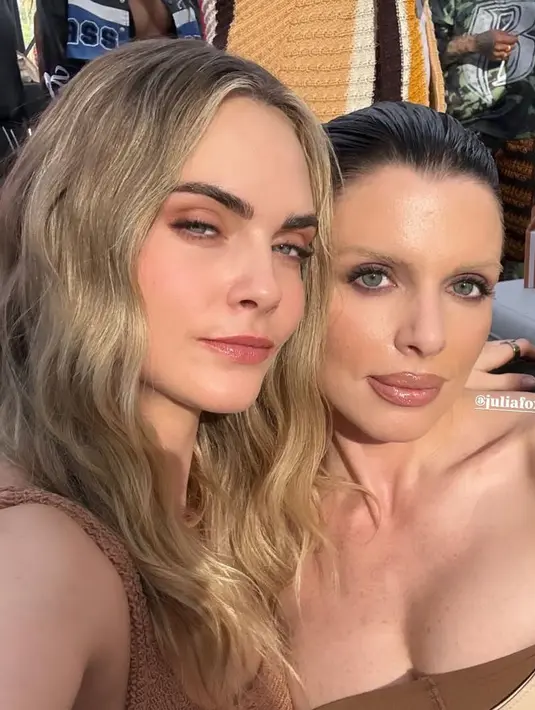 Cara Delevingne juga hadir, super model ini tampil simple mengenakan atasan tank top knit coklat. Rambut pirang panjang bergelombang dibiarkan terurai. [@caradelevingne]